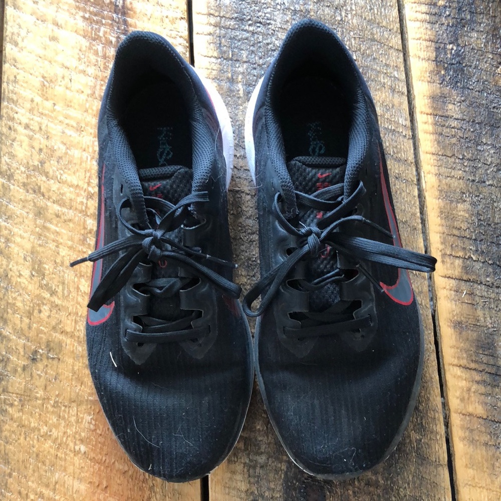 Nike WINFLO running shoe; black/red/silver/white; size 6.5